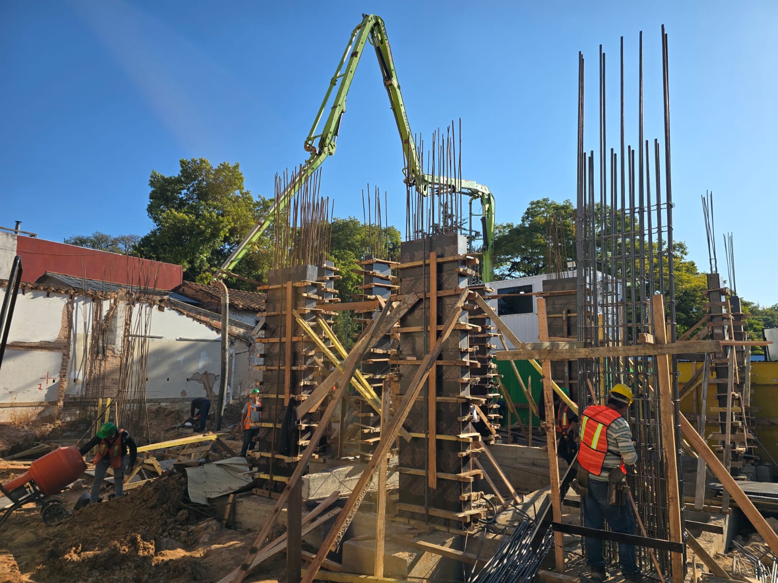 Betonieren von Stützen bei Park Lofts Los Arboles