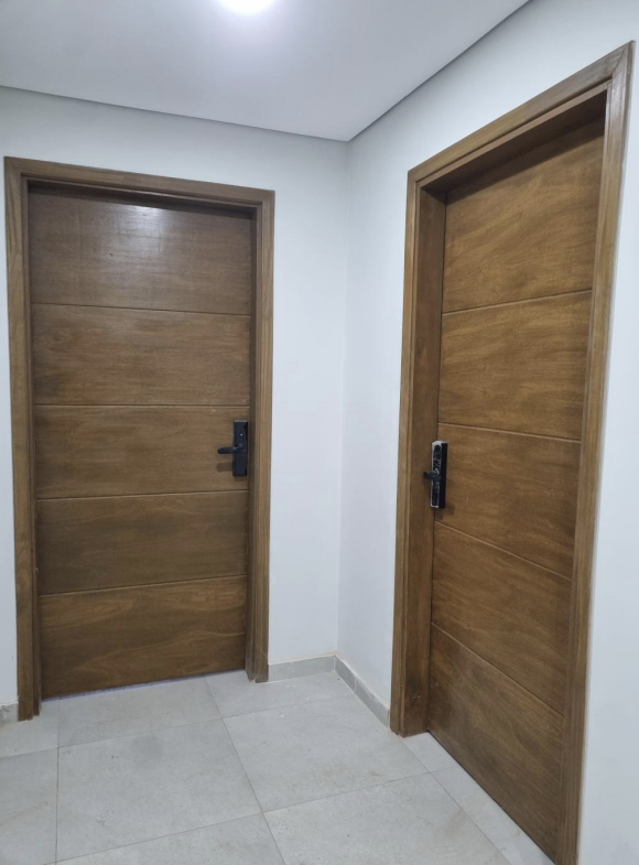 Fertiggestellte Türen und Flur in Park Lofts Recoleta