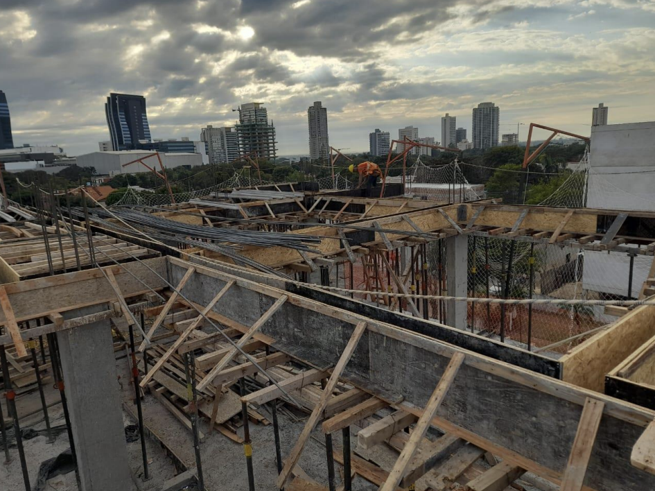 Struktur der Dachterrasse von Residencias del Sol mit der Skyline von Asunción