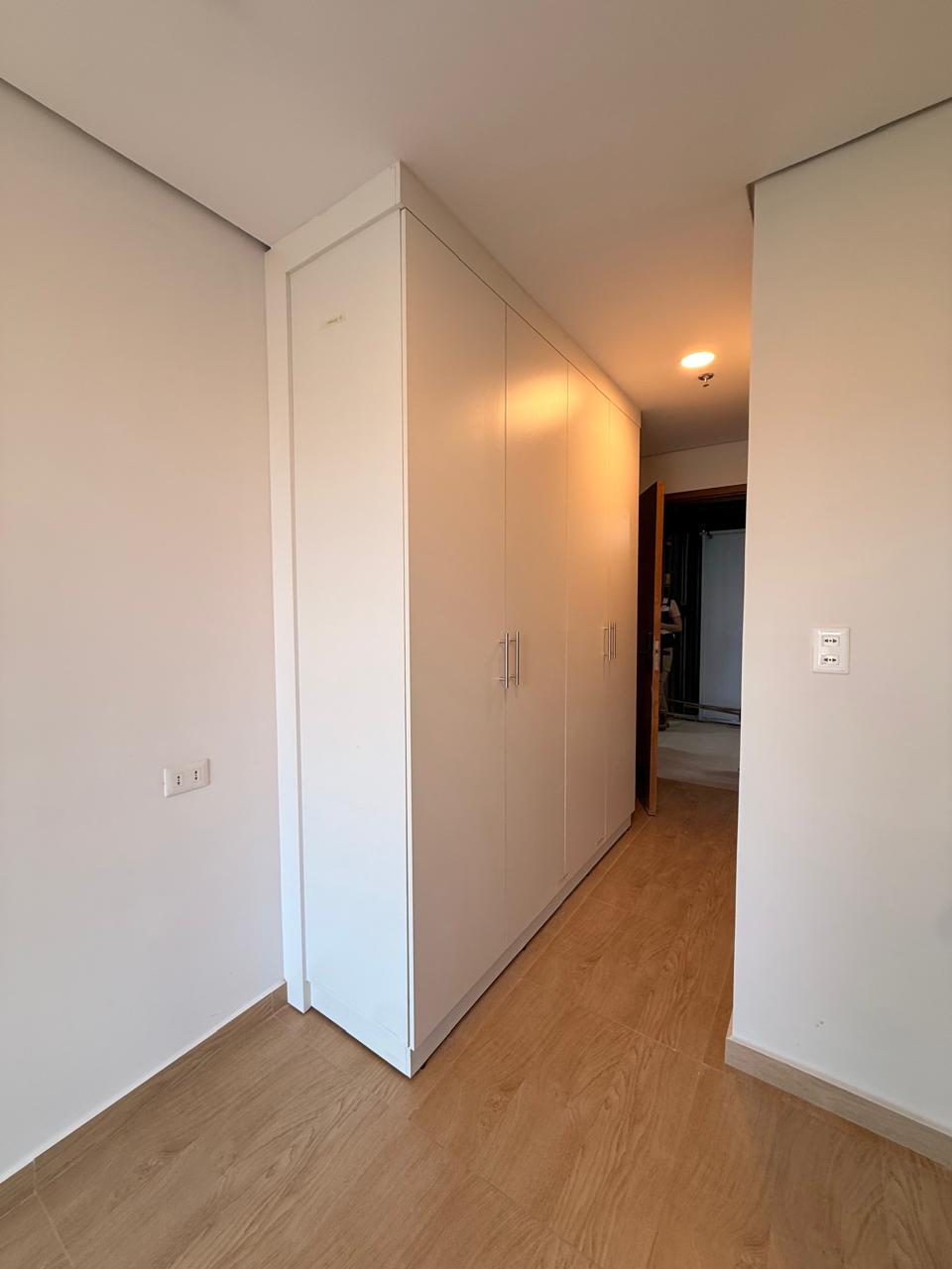 Bereits montierte Einbauschränke in einem Schlafzimmer von Park Lofts Recoleta