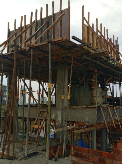 Schalung des oberen Wassertanks auf der Dachterrasse von Residencias del Sol