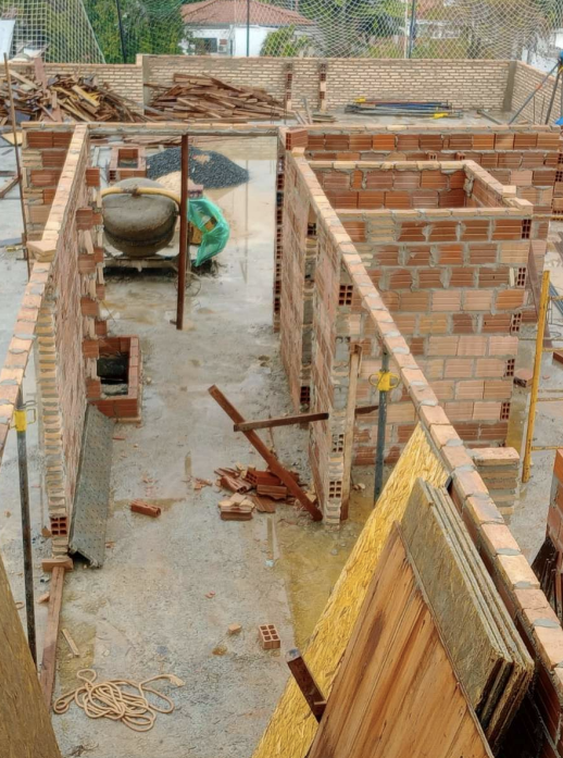 Mauerwerkswände im Bau auf der Dachterrasse von Residencias del Sol