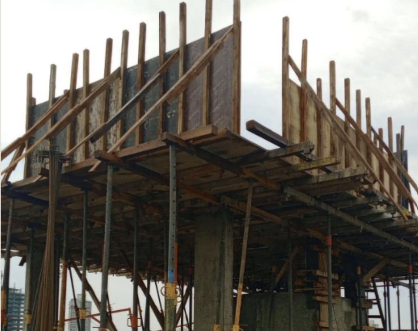 Holzschalung des oberen Wassertanks auf der Dachterrasse von Residencias del Sol